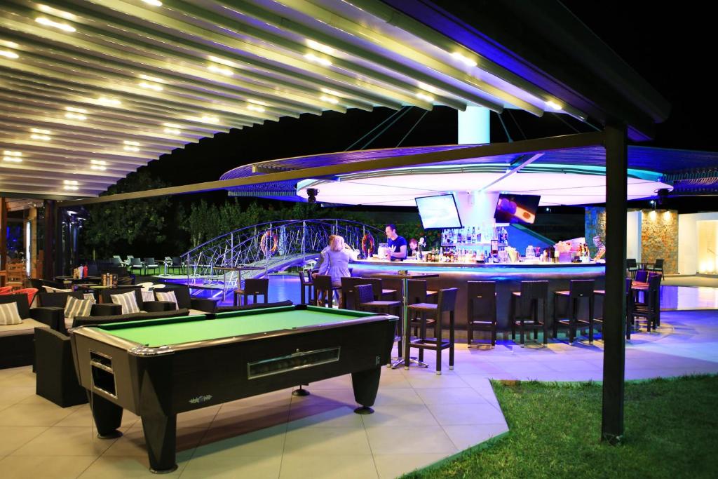 A restaurant or other place to eat at Marigianna Apartments
