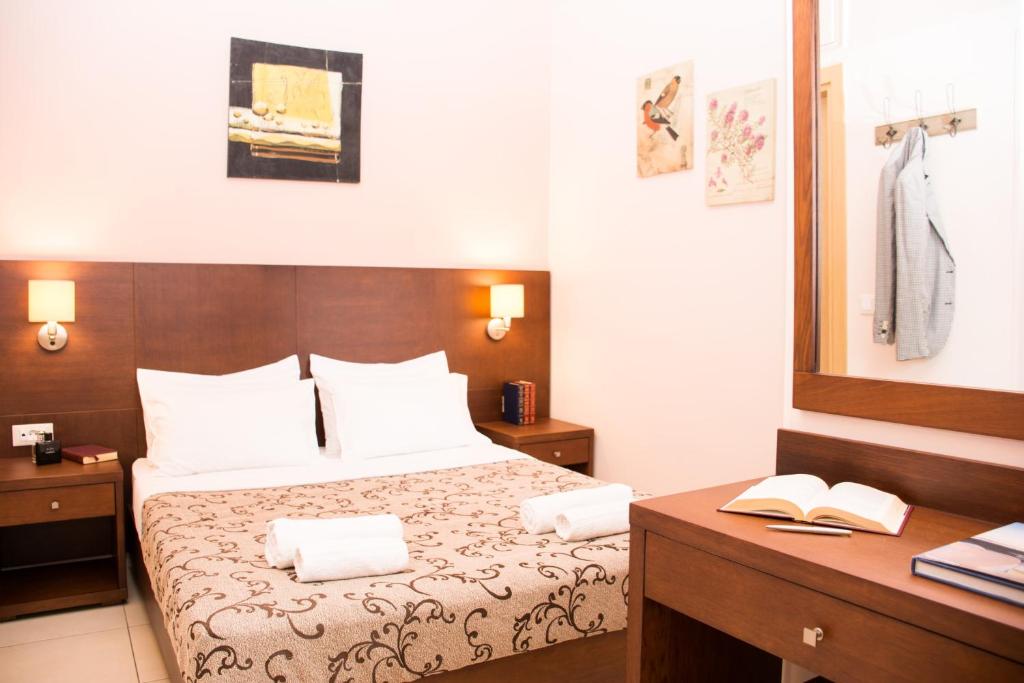A bed or beds in a room at Marigianna Apartments