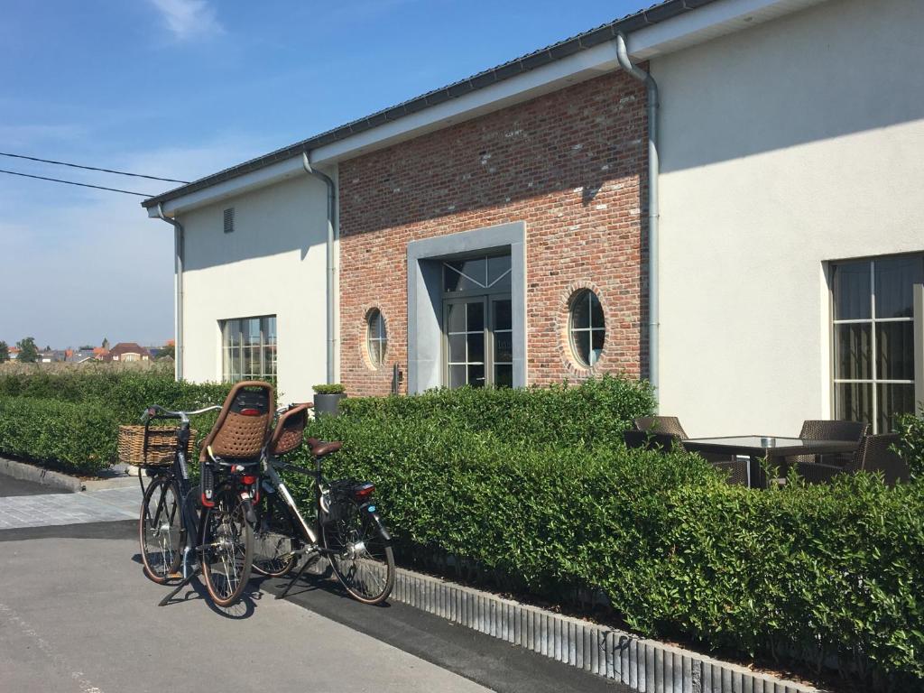 zwei Fahrräder, die vor einem Gebäude geparkt sind in der Unterkunft Charmehotel Kruishof in Ostende
