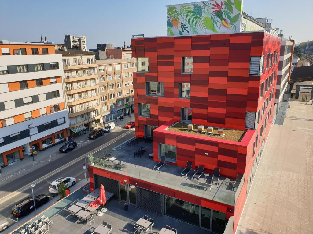 un bâtiment rouge sur le côté d'une rue dans l'établissement Youth Hostel Esch/Alzette, à Esch-sur-Alzette