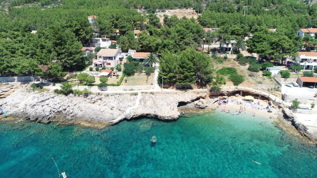 una vista aérea de una playa con gente en el agua en Kuća za odmor Lucija en Ivan Dolac