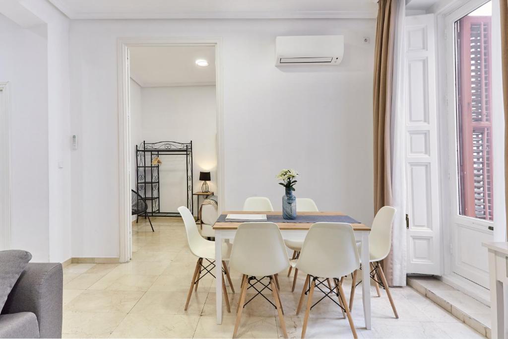 A seating area at LEEWAYS APARTMENT VI in GRAN VÍA