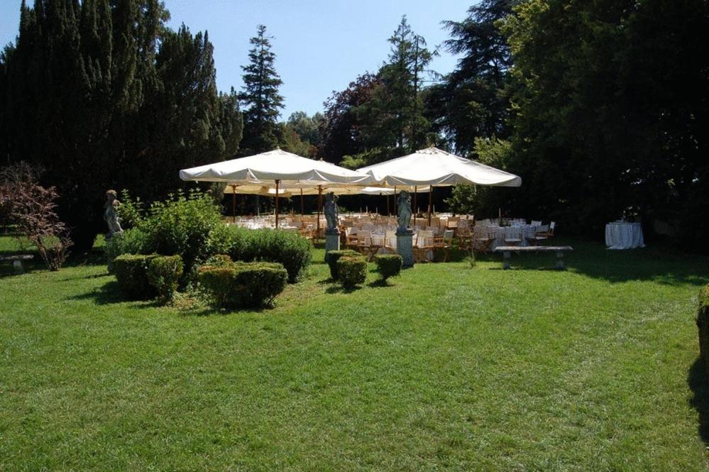 Ogród w obiekcie Pensjonat - Restauracja Żółty Domek