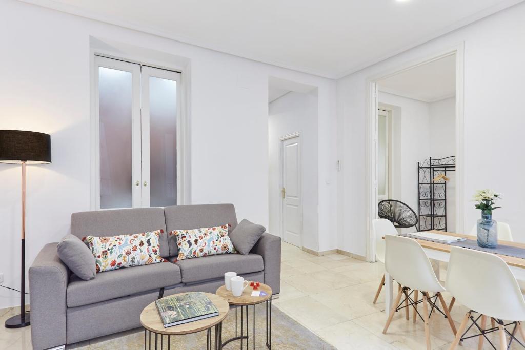 A seating area at LEEWAYS APARTMENT VI in GRAN VÍA