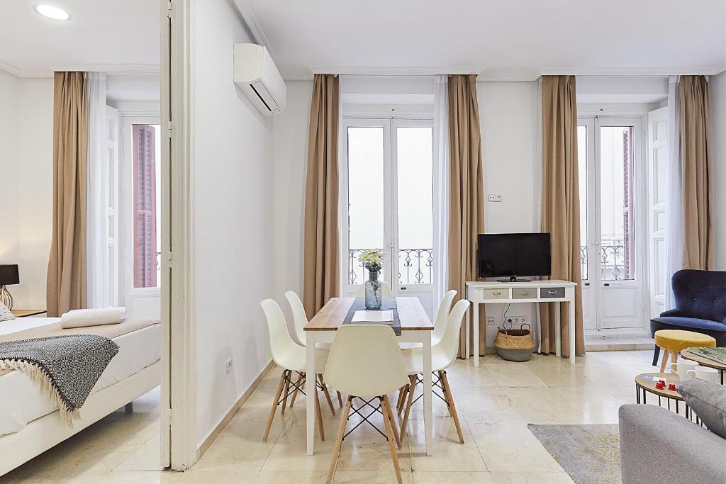 A television and/or entertainment centre at LEEWAYS APARTMENT VI in GRAN VÍA