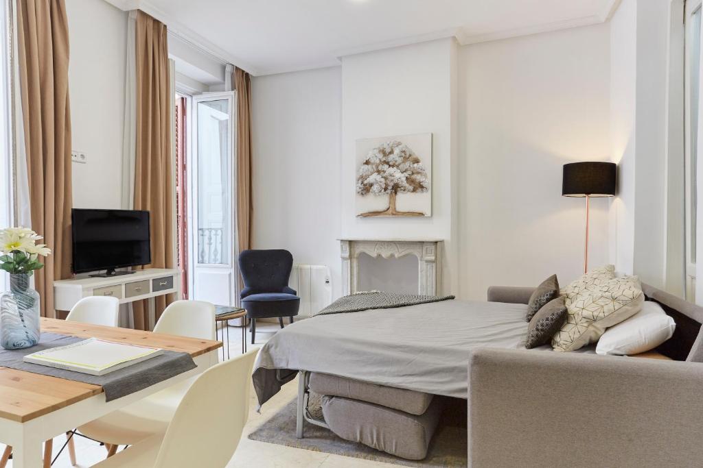 A television and/or entertainment centre at LEEWAYS APARTMENT VI in GRAN VÍA
