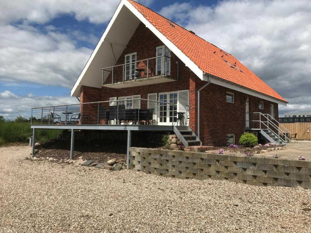 een huis met een oranje dak en een balkon bij Bed & Breakfast v/Pia Sørensen in Fredericia