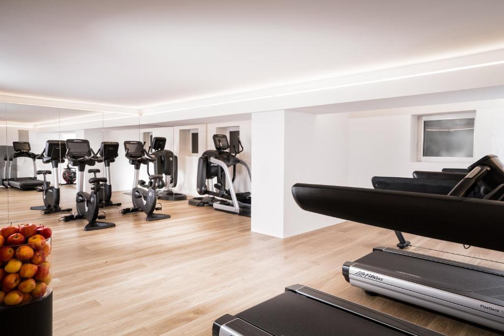 Fitness centrum a/nebo fitness zařízení v ubytování 7132 Hotel