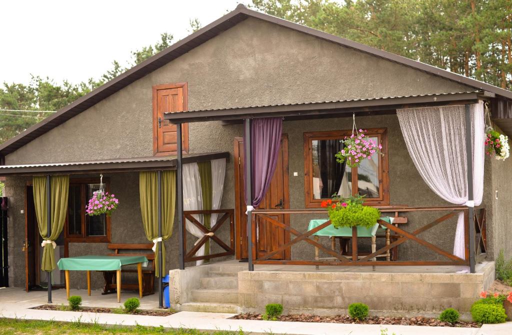 ein winziges Haus mit einem Tisch und einem Fenster in der Unterkunft Садиба «Під ліском» in Pulʼmo