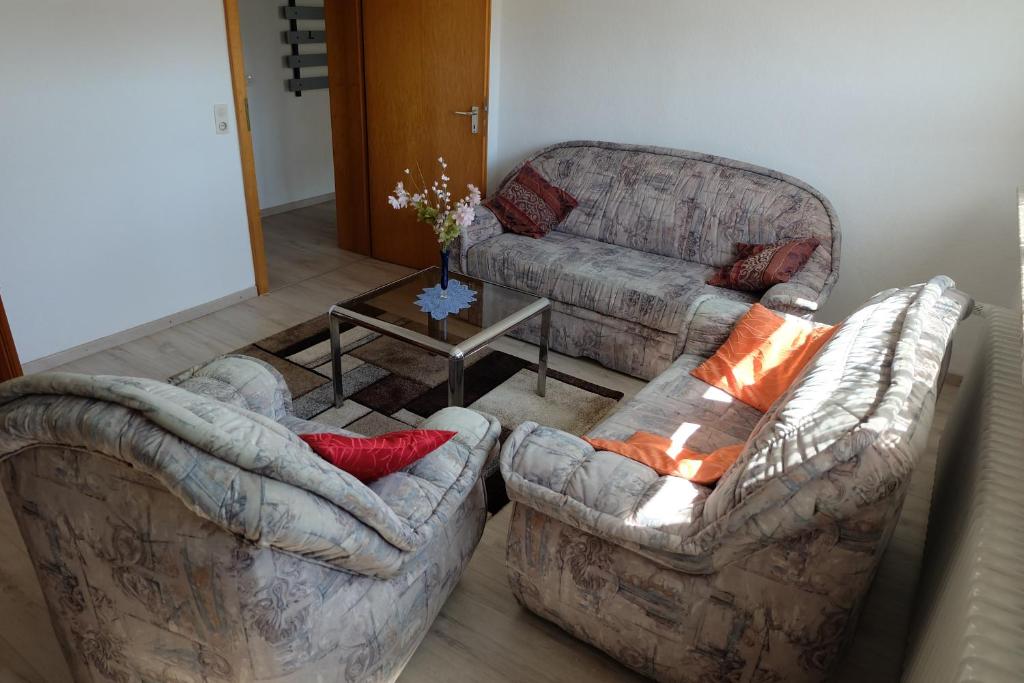 a living room with two chairs and a couch at Ferienwohnung in Dierdorf in Dierdorf