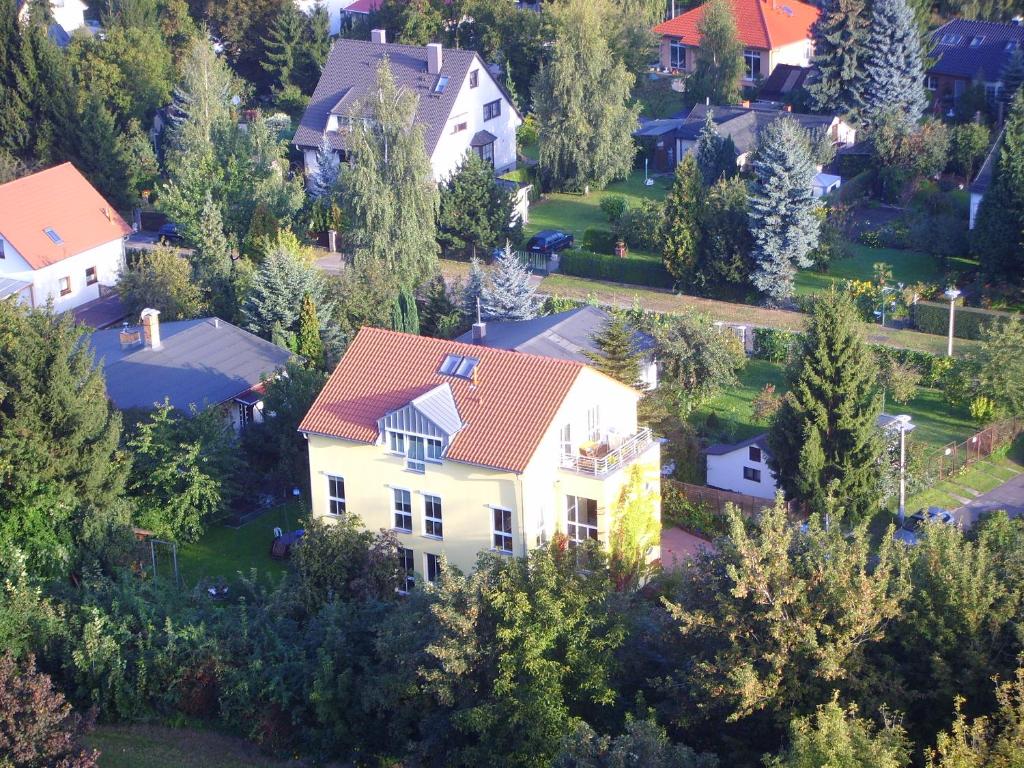 an aerial view of a white house with a red roof at Schwalbenflug 1 Berlin in Berlin