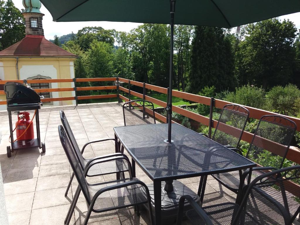Balkón nebo terasa v ubytování Apartmány U Mariánské kaple