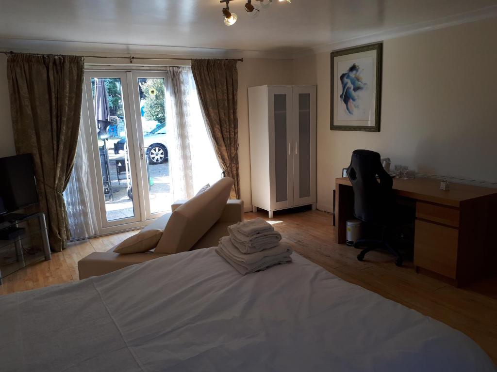 Studio Annex with private entrance in Bournemouth and Christchurch area