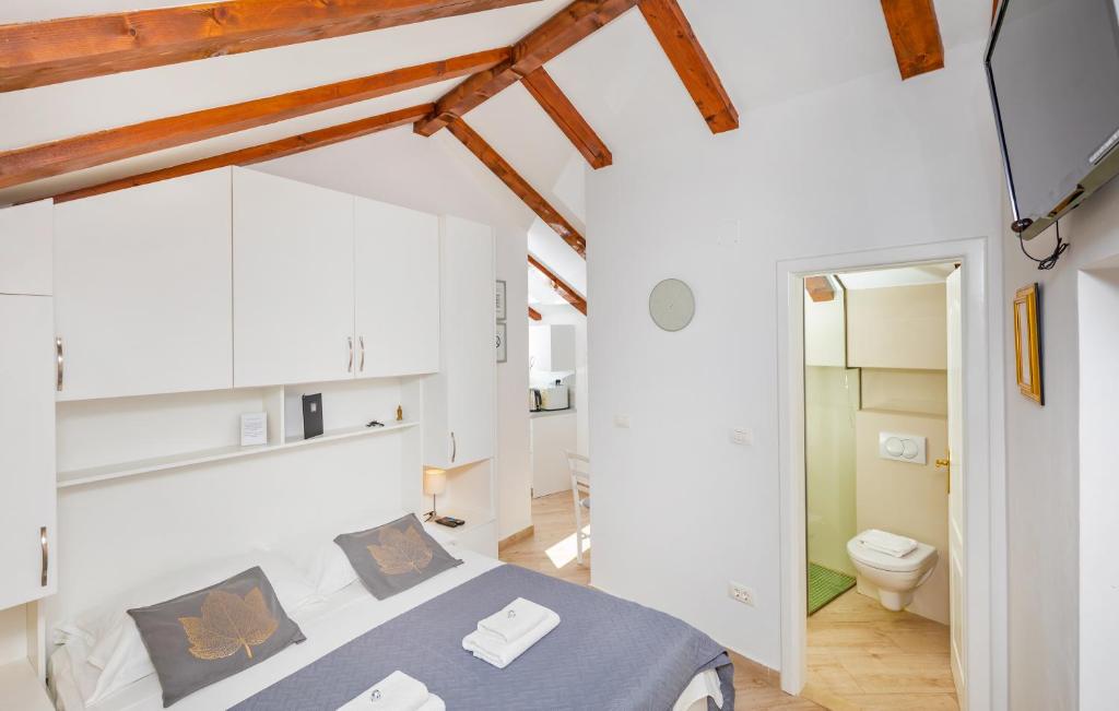 una camera con letto e servizi igienici di Ragusa City Walls Apartments a Dubrovnik