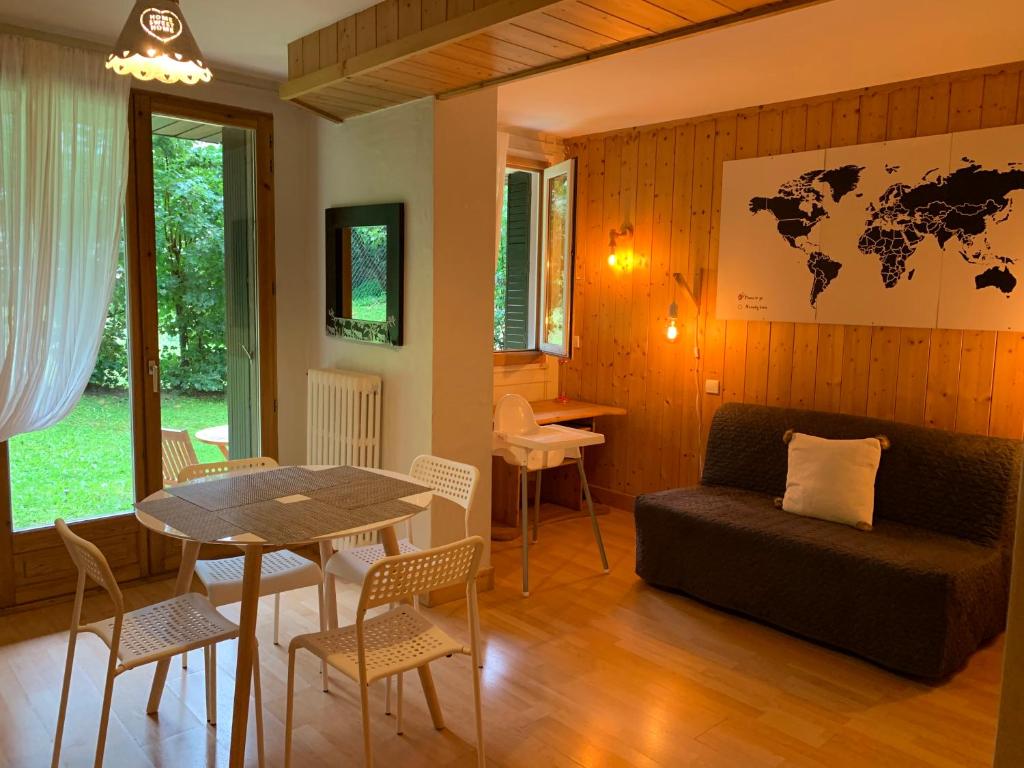 ein Wohnzimmer mit einem Tisch und einem Sofa in der Unterkunft Chamonix Studio Jardin in Chamonix-Mont-Blanc