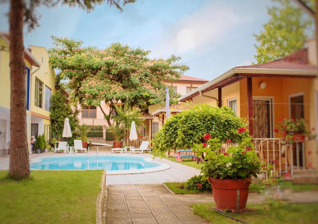 a house with a swimming pool in a yard at Holiday Village Interpark in Kranevo