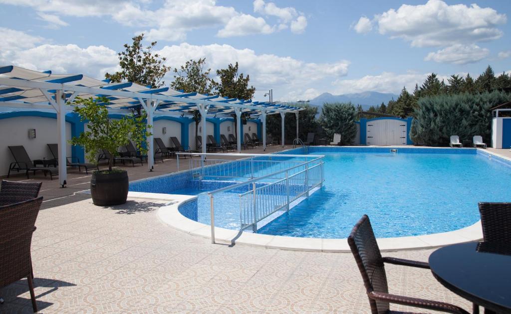 Bazén v ubytování Ramada Plaza by Wyndham Gevgelija nebo v jeho okolí