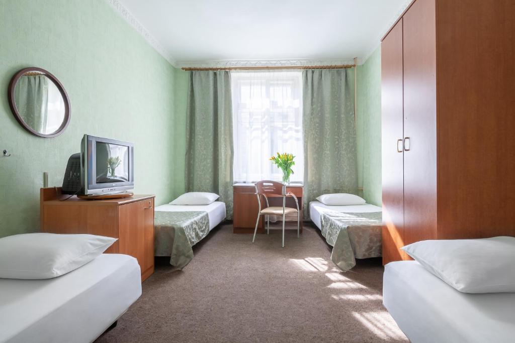 En eller flere senger på et rom på Tourist Hotel Econom