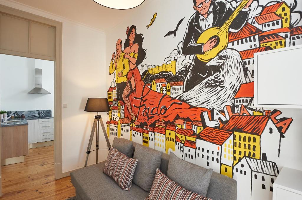 ein Wohnzimmer mit Wandgemälde in der Unterkunft Love inn Bairro Alto 4 in Lissabon