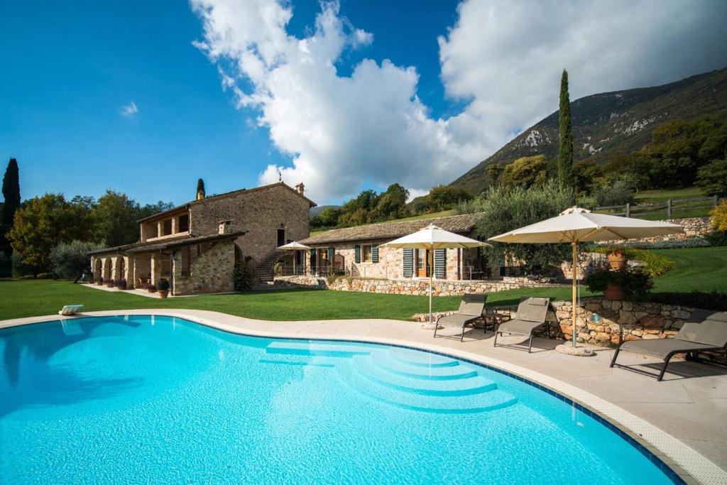 una gran piscina frente a una casa en Agriturismo Ca del Baldo, en Caprino Veronese