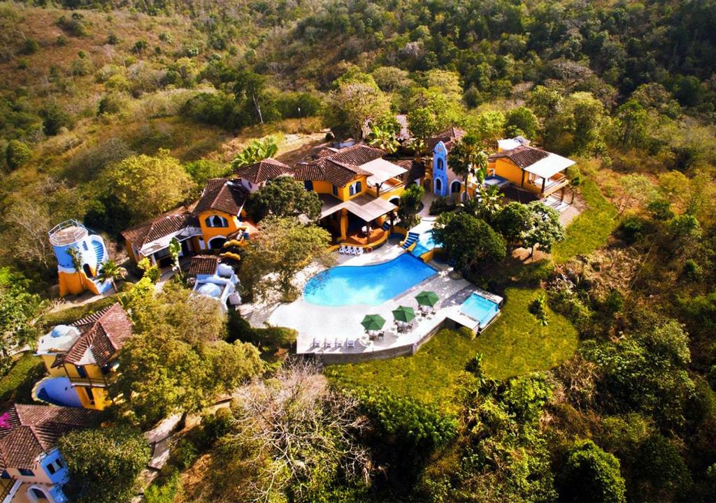 een luchtzicht op een herenhuis met een zwembad bij Mantaraya Lodge in Puerto López