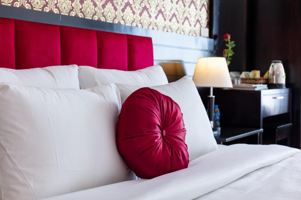 Postel nebo postele na pokoji v ubytování Hanoi Amore Hotel & Travel