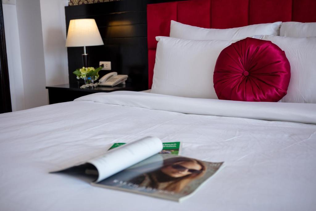 Postel nebo postele na pokoji v ubytování Hanoi Amore Hotel & Travel