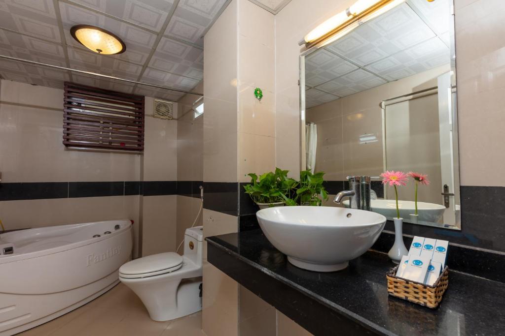 Koupelna v ubytování Hanoi Amore Hotel & Travel