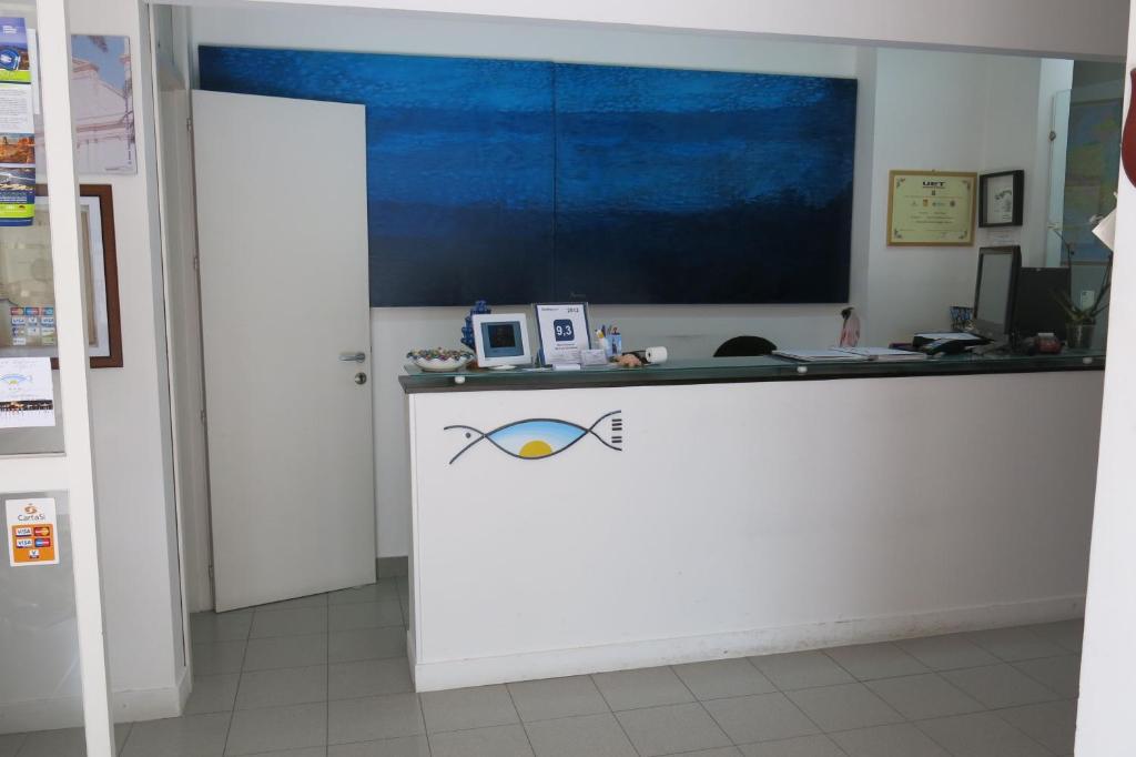 TV a/nebo společenská místnost v ubytování Mare Nostrum Petit Hôtel