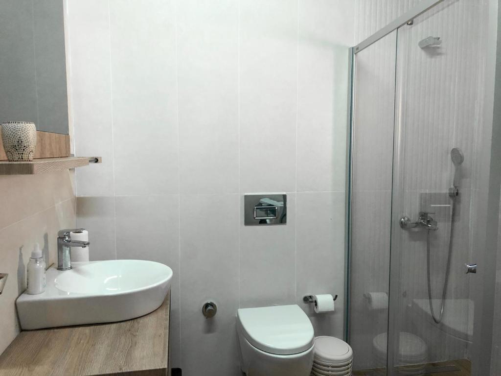 y baño con aseo, lavabo y ducha. en Villa Di Mare Bodrum, en Bodrum City