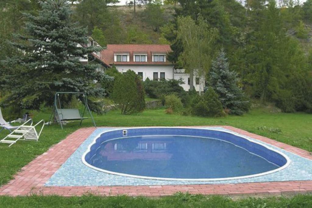basen w ogrodzie z domem w obiekcie Apartma Šťastný II w mieście Bechyně