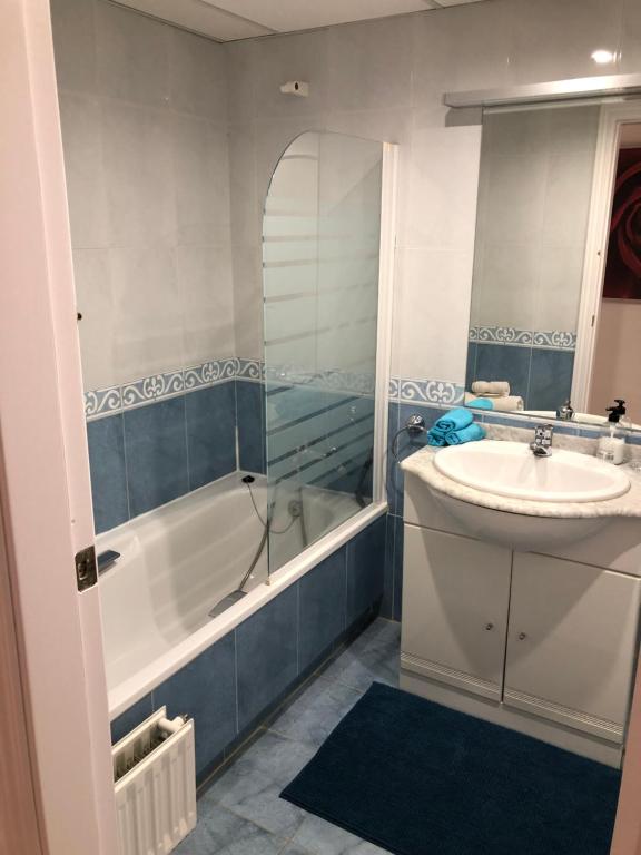 Kúpeľňa v ubytovaní Apartamento 3 Habitaciones Guadalmina Golf WiFi AC