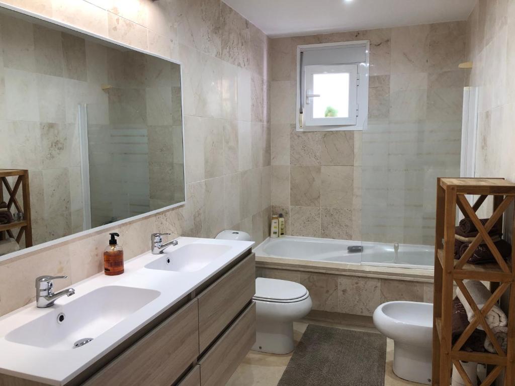 Kúpeľňa v ubytovaní Apartamento 3 Habitaciones Guadalmina Golf WiFi AC