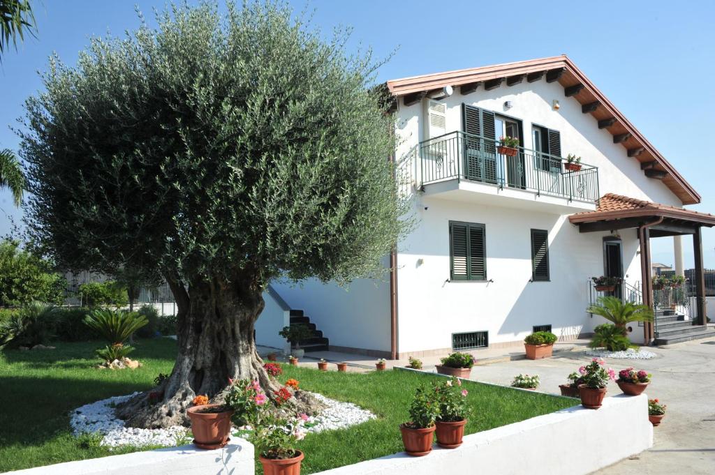 A garden outside B&B Cascina Fiorita