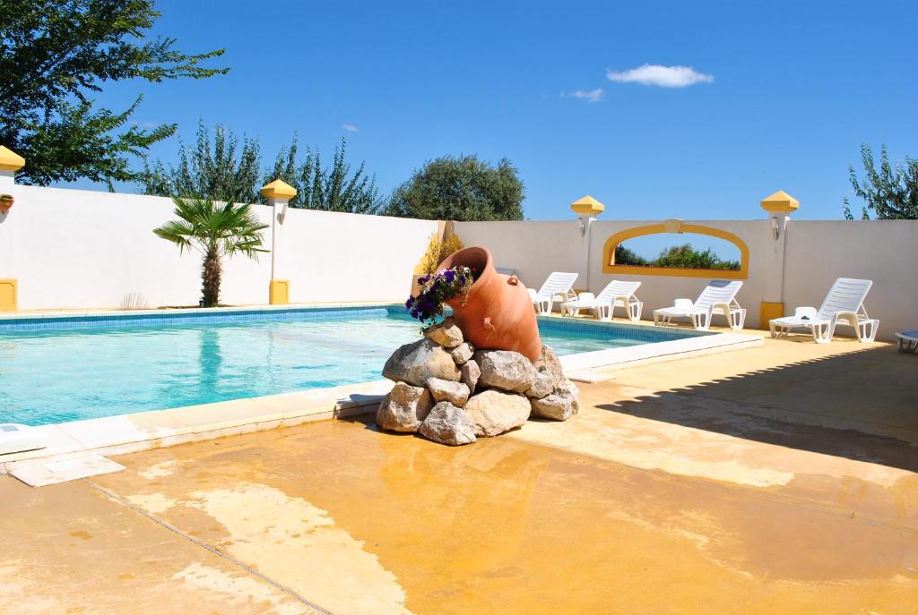 eine Statue im Wasser neben einem Pool in der Unterkunft EL ROCIO 3 in Saintes-Maries-de-la-Mer