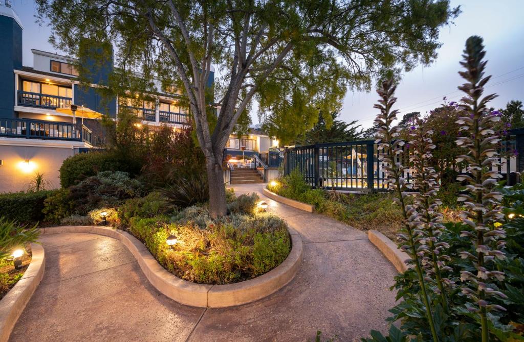 Mariposa Inn and Suites photo