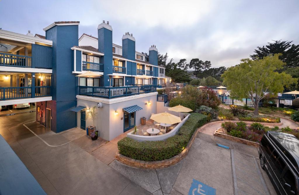 Luftblick auf ein großes blaues Gebäude in der Unterkunft Mariposa Inn and Suites in Monterey