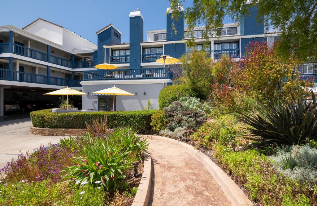 Mariposa Inn and Suites photo