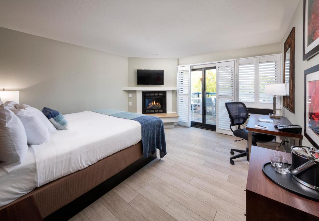 Mariposa Inn and Suites photo