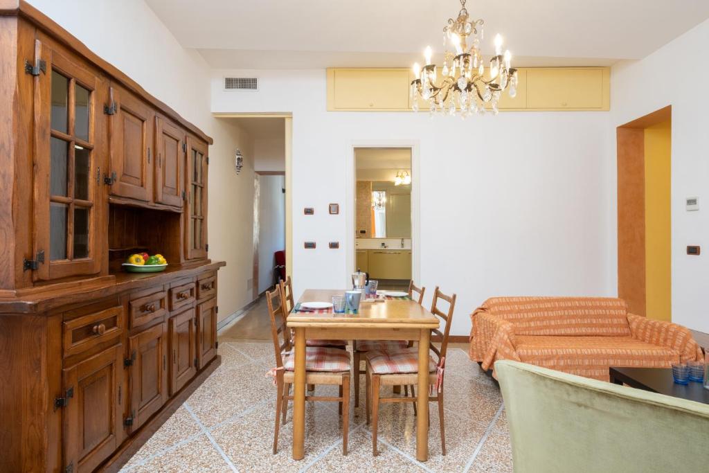 Il comprend une cuisine et un salon avec une table et un lit. dans l'établissement Petroni 38 by Studio Vita, à Bologne