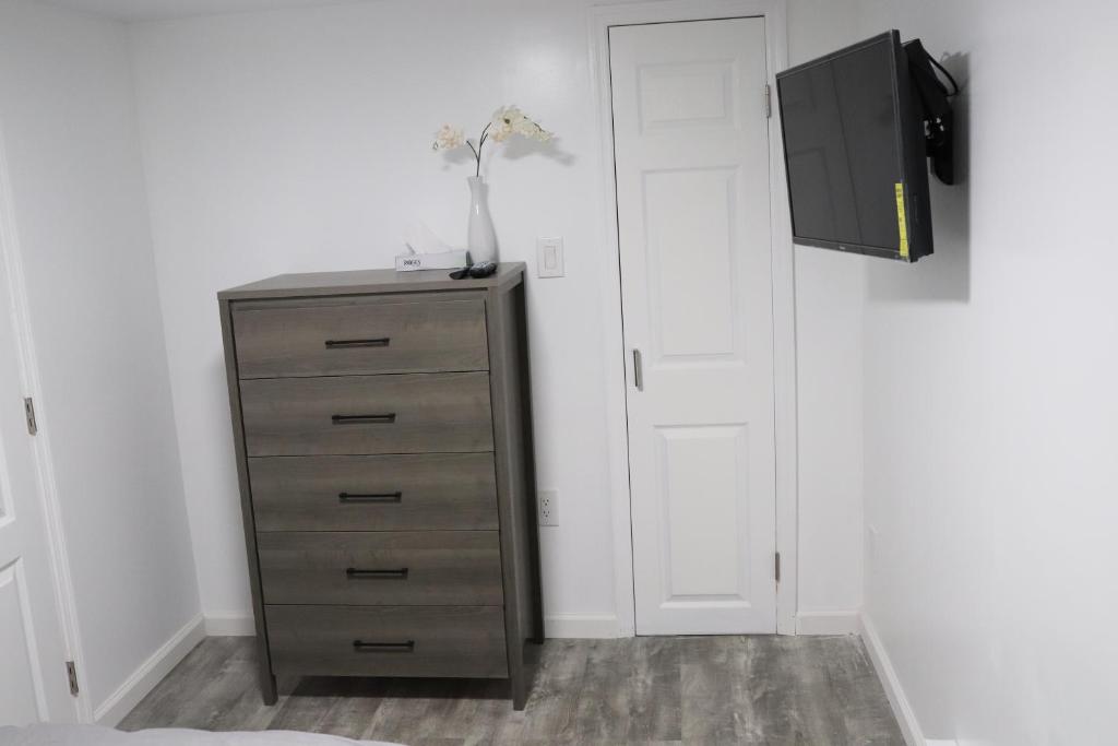 TV a/nebo společenská místnost v ubytování Reynolds House inn