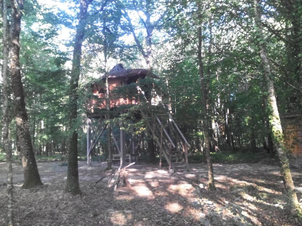 a tree house in the middle of the woods at Domaine de la Puisaye in Grandchamp
