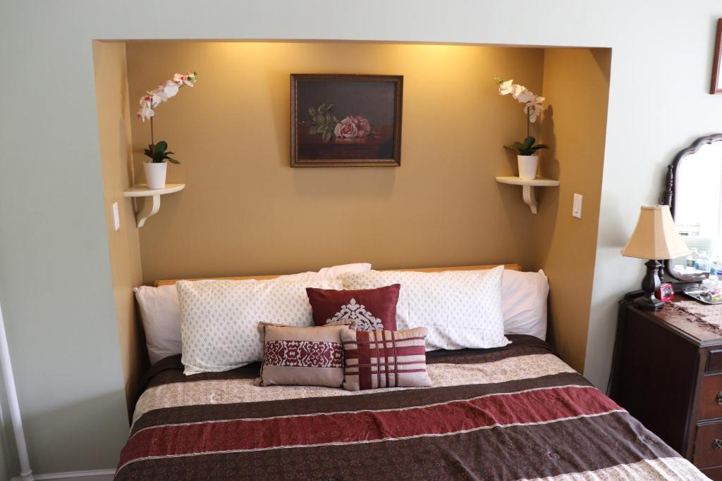 Postel nebo postele na pokoji v ubytování Reynolds House inn