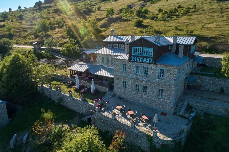 una vista aérea de un edificio con sombrillas en Casa Mare, en Nymfaio