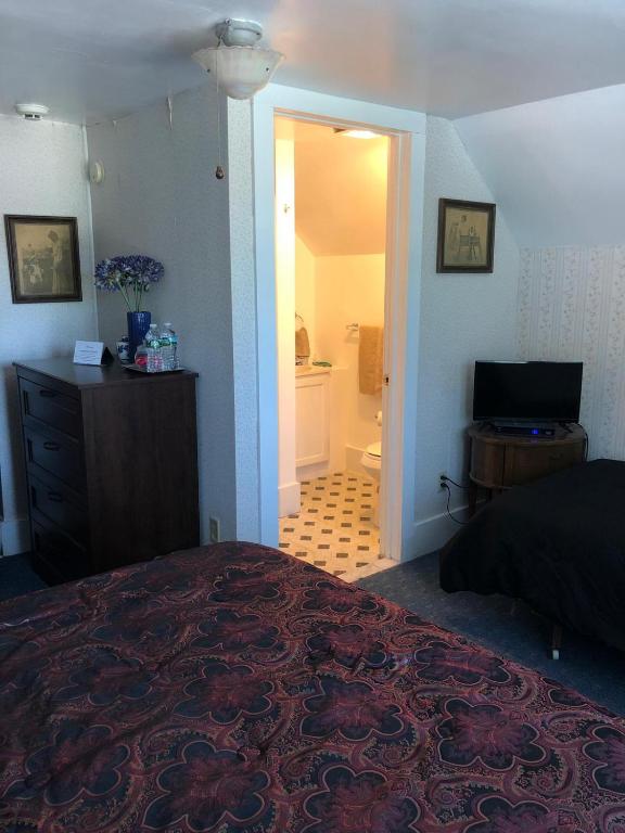 Postel nebo postele na pokoji v ubytování Reynolds House inn