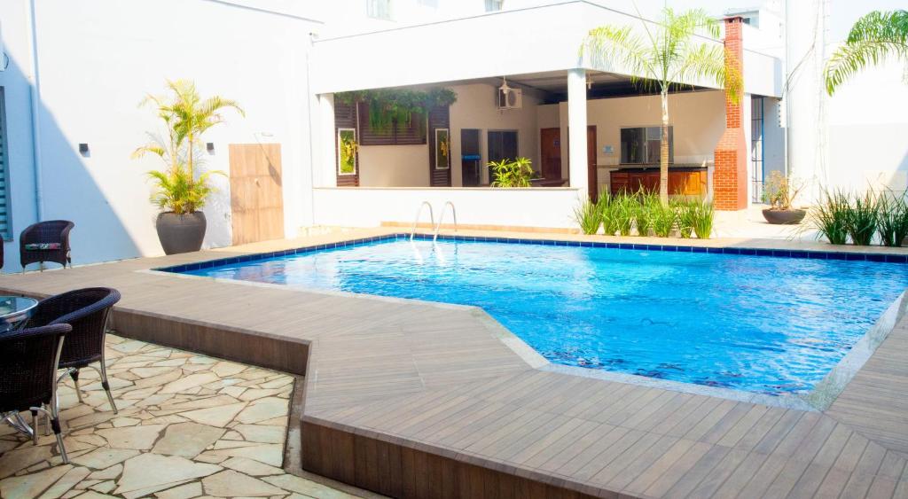 una piscina en medio de una casa en Valérius Palace Hotel, en Ariquemes