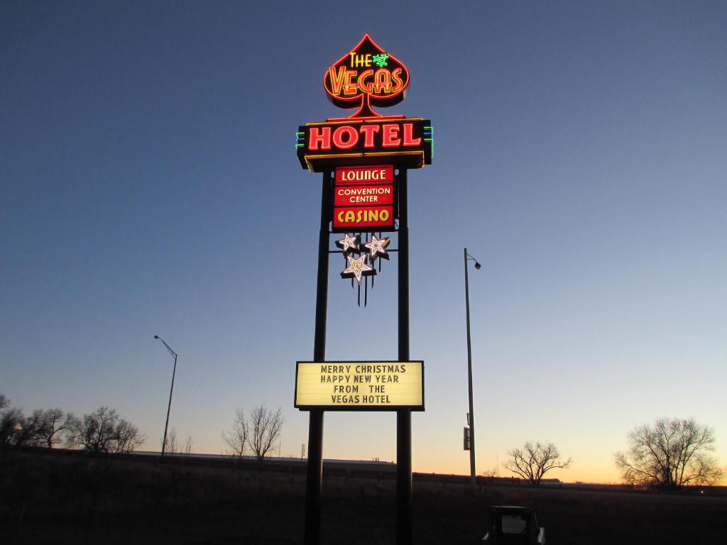 un cartel para el motel Texas en la autopista en Americas Best Value Inn Billings, en Billings