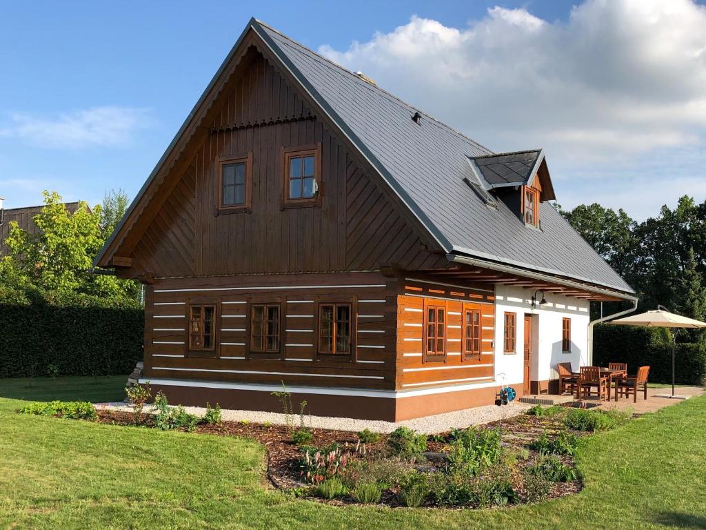 una casa de madera con techo de gambrel en Villa Podhůří, en Vrchlabí