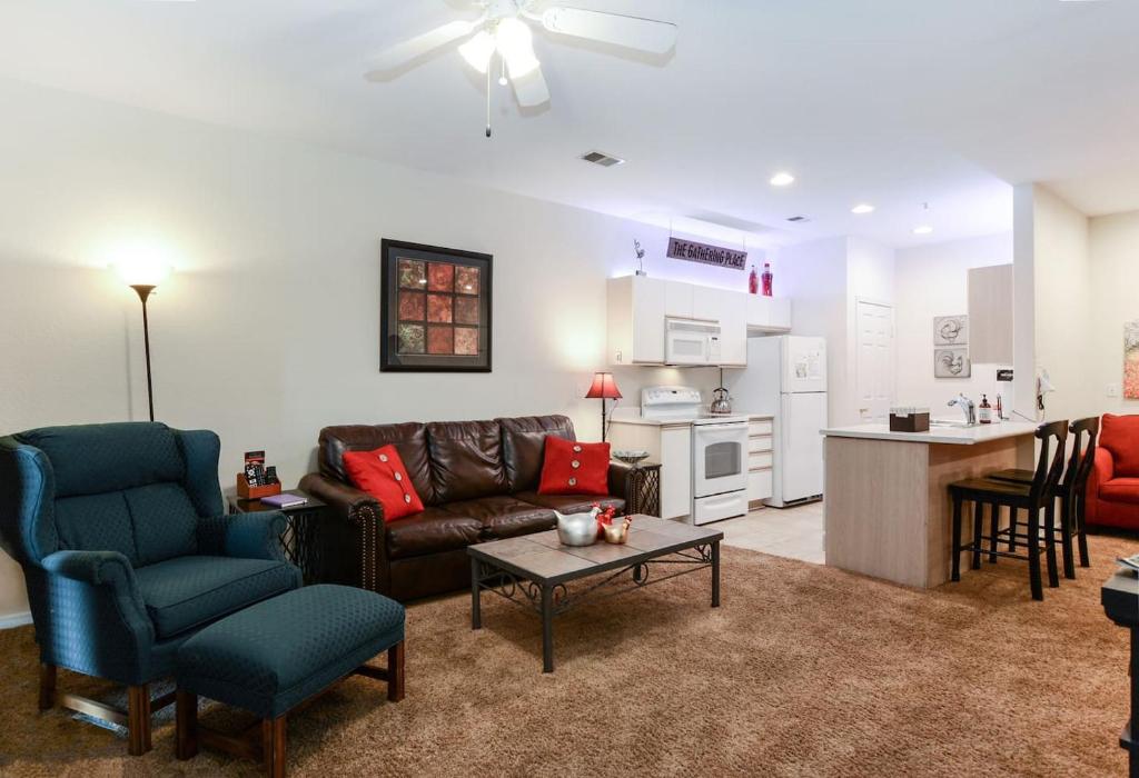 sala de estar con sofá, mesa y cocina en Hideaway at Holiday Hills, en Branson