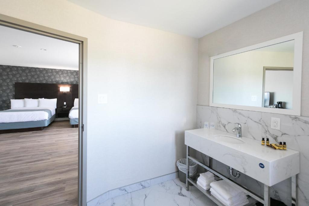 Postel nebo postele na pokoji v ubytování Best Western Plus Montreal East